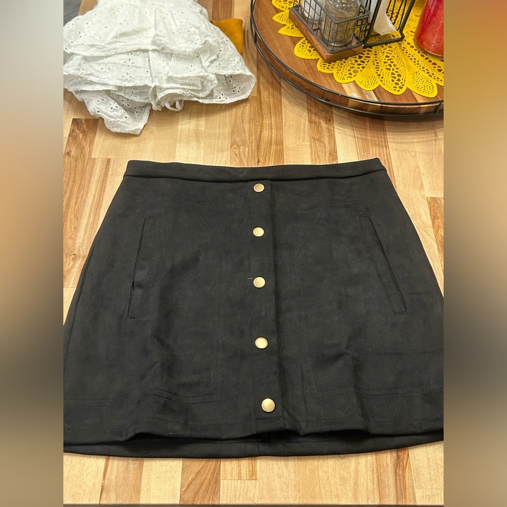 Black skirt. Zip in back. Never worn. Amazon purchase. No tags. Smoke free home